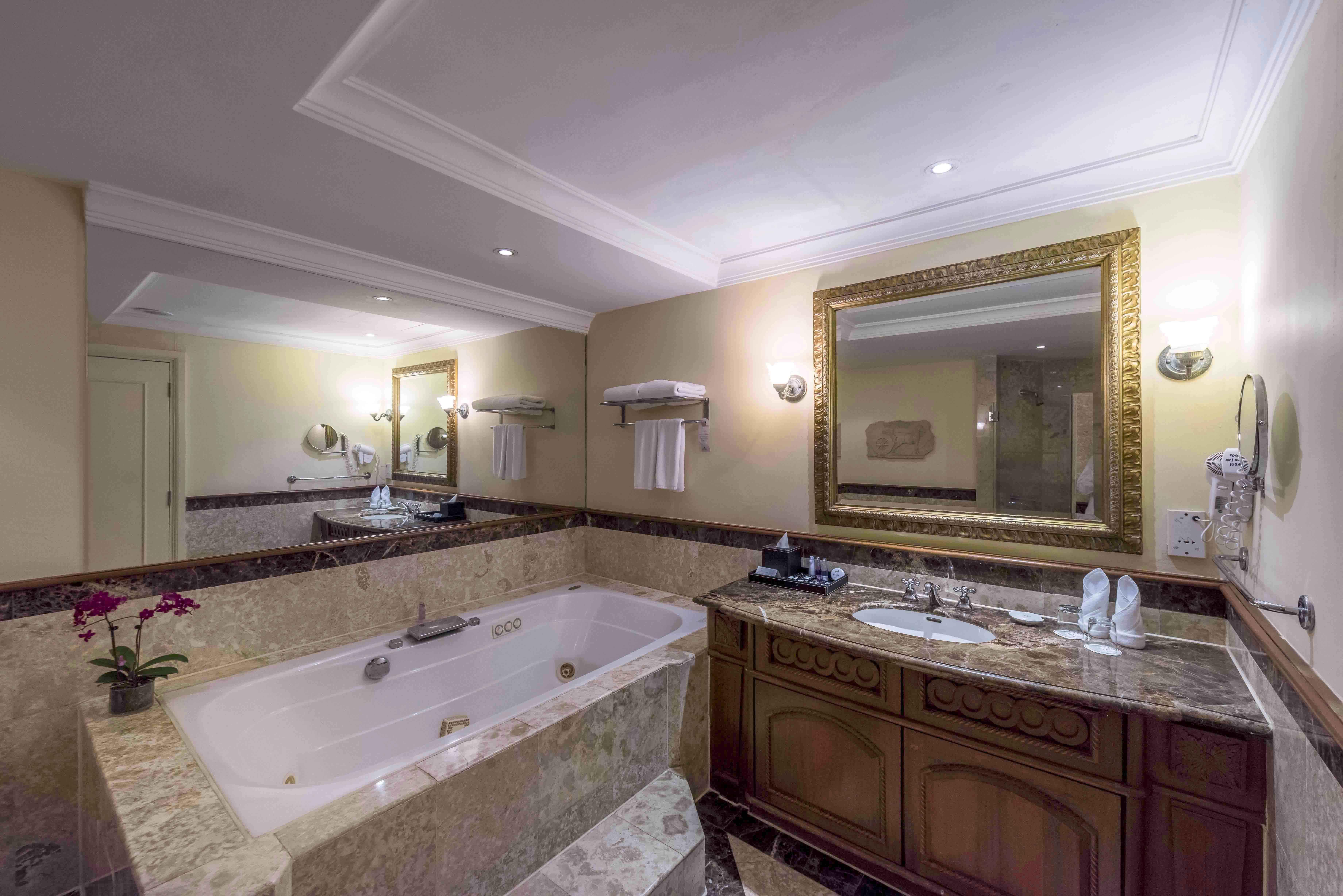 Palace Of The Golden Horses Сери Кембанган Екстериор снимка Bathroom