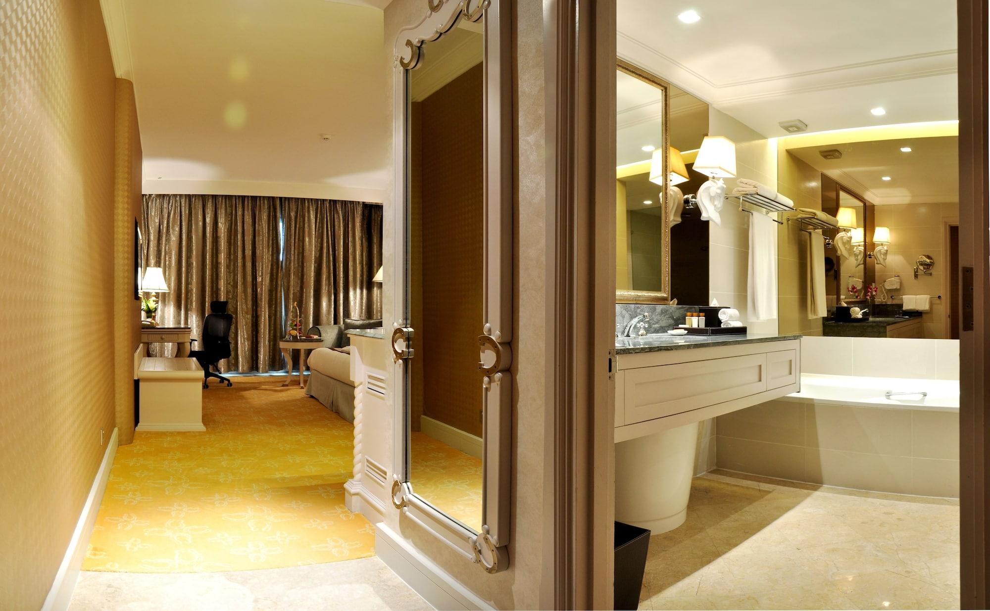 Palace Of The Golden Horses Сери Кембанган Екстериор снимка A bathroom at the Mandarin Oriental, Kuala Lumpur
