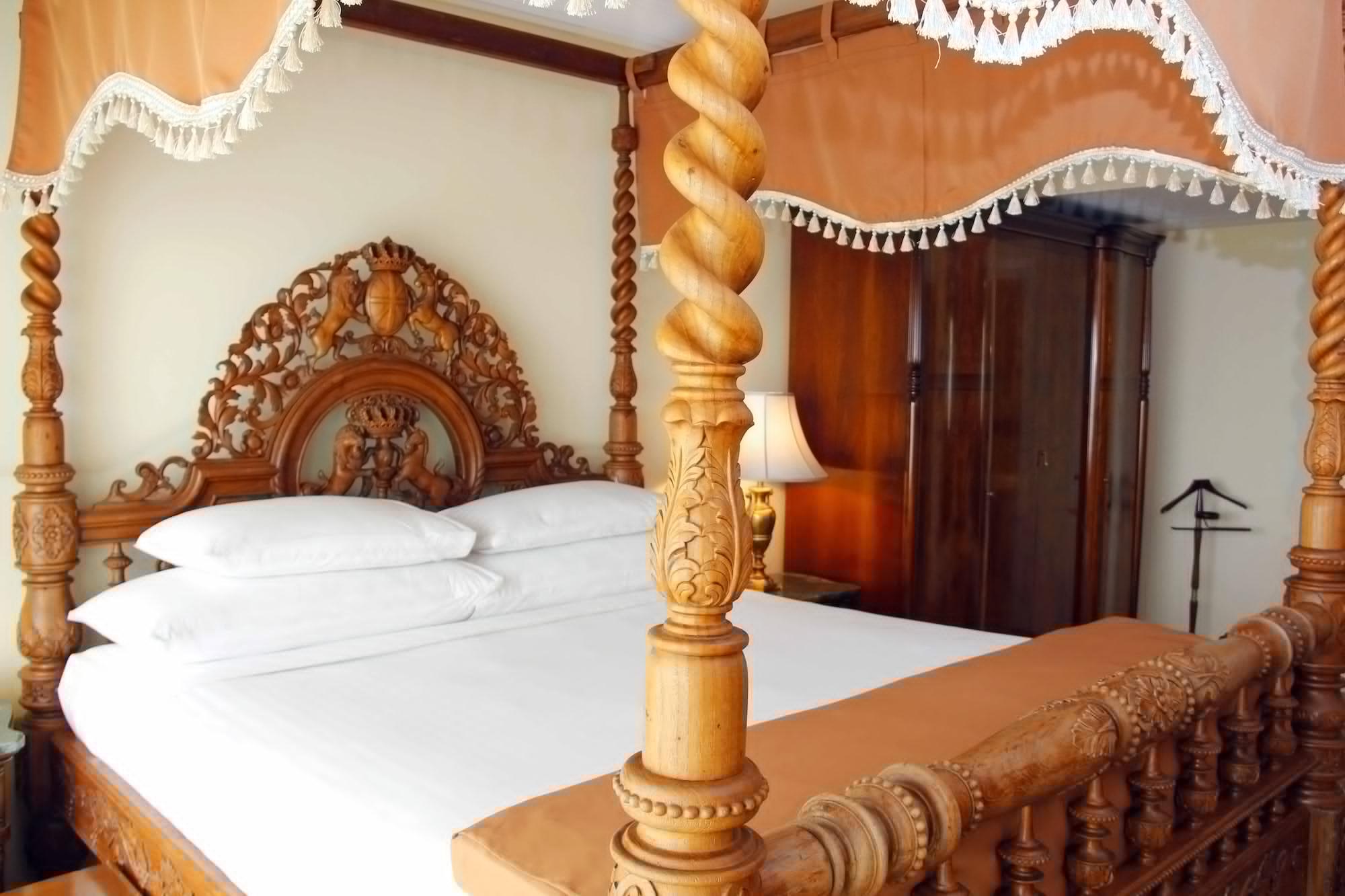 Palace Of The Golden Horses Сери Кембанган Екстериор снимка A bed with a canopy