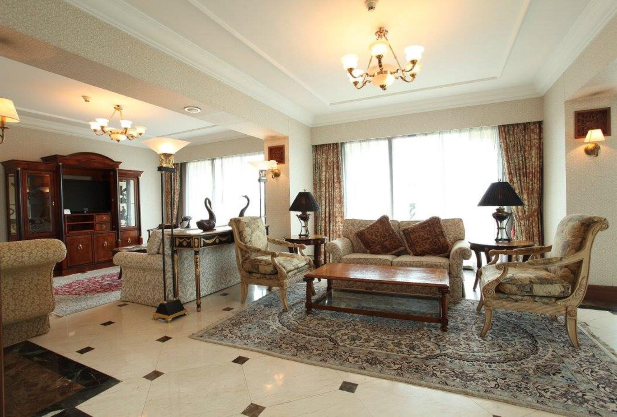 Palace Of The Golden Horses Сери Кембанган Екстериор снимка A living room in a luxury apartment