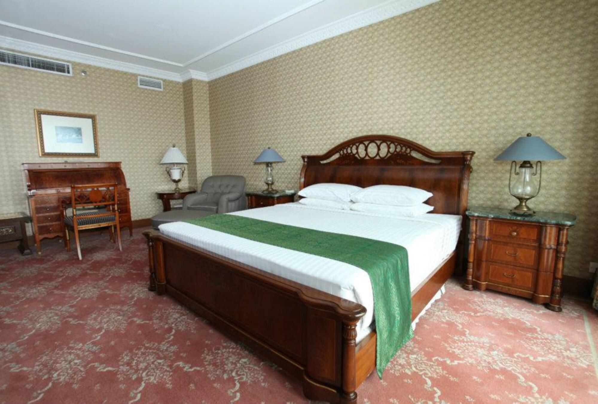 Palace Of The Golden Horses Сери Кембанган Екстериор снимка A bedroom at the hotel