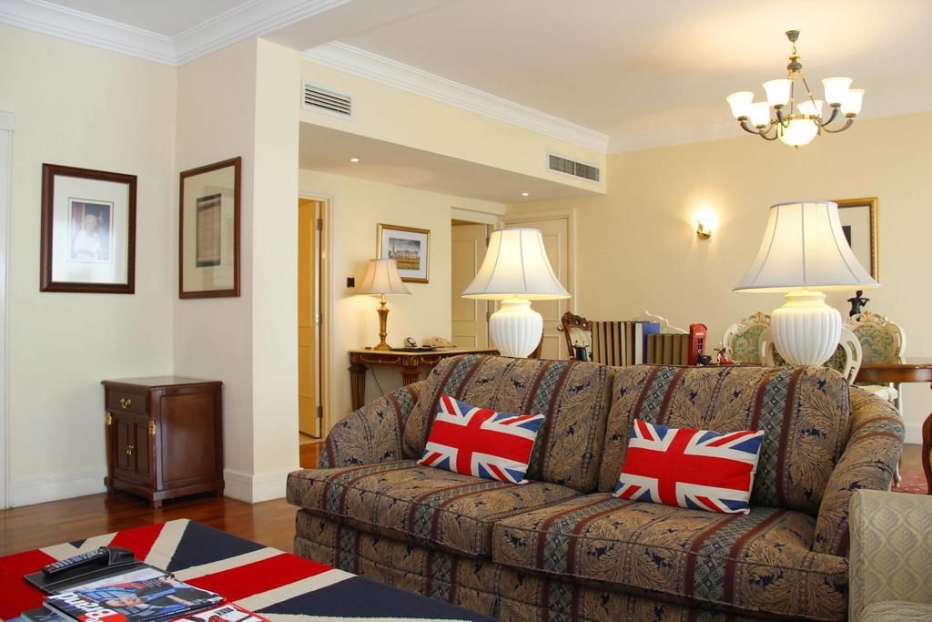 Palace Of The Golden Horses Сери Кембанган Екстериор снимка The living room of the British Embassy in Beijing