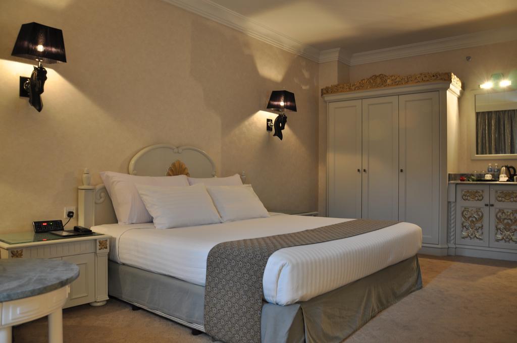 Palace Of The Golden Horses Сери Кембанган Екстериор снимка A room at the hotel