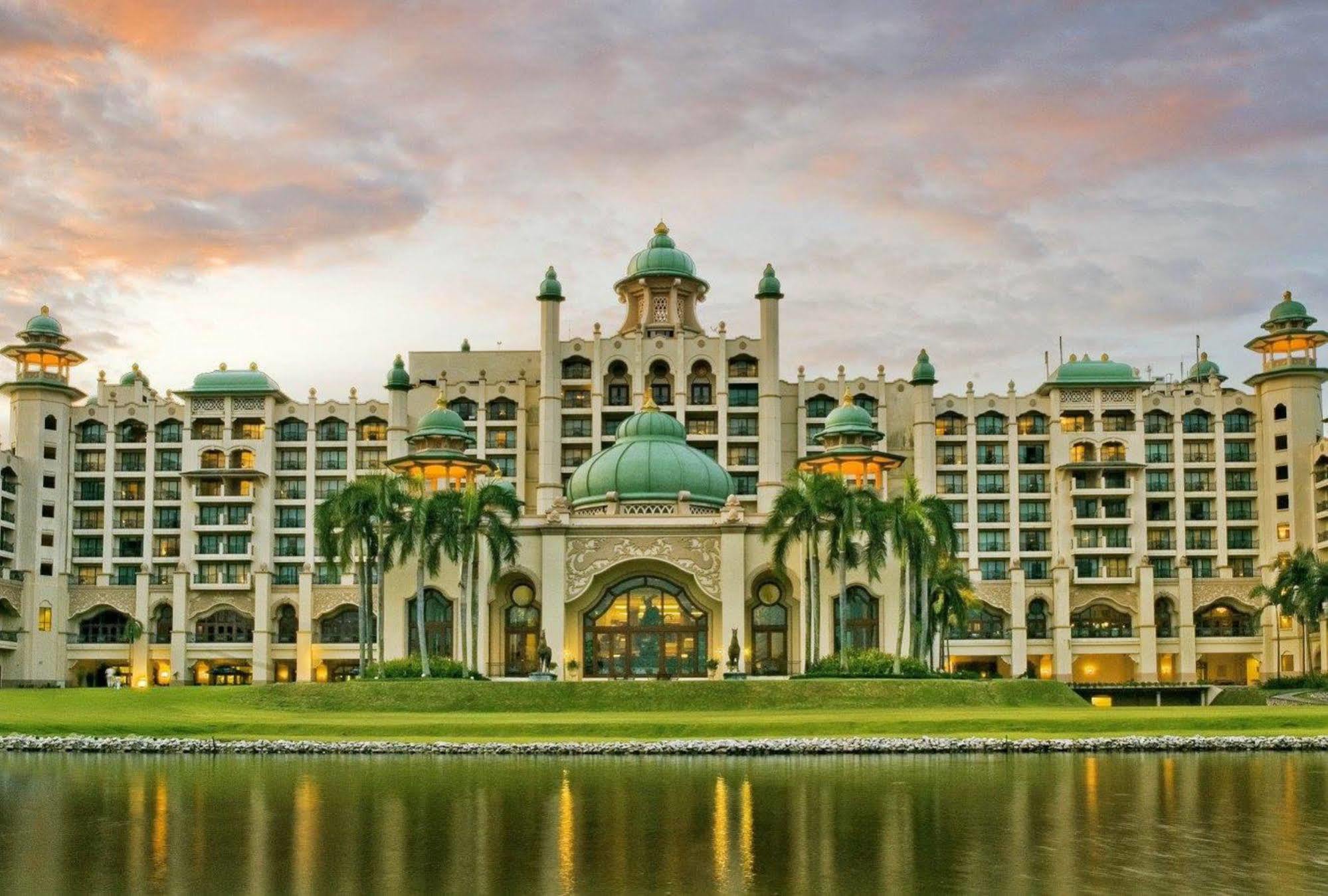 Palace Of The Golden Horses Сери Кембанган Екстериор снимка The Berjaya Times Square Hotel