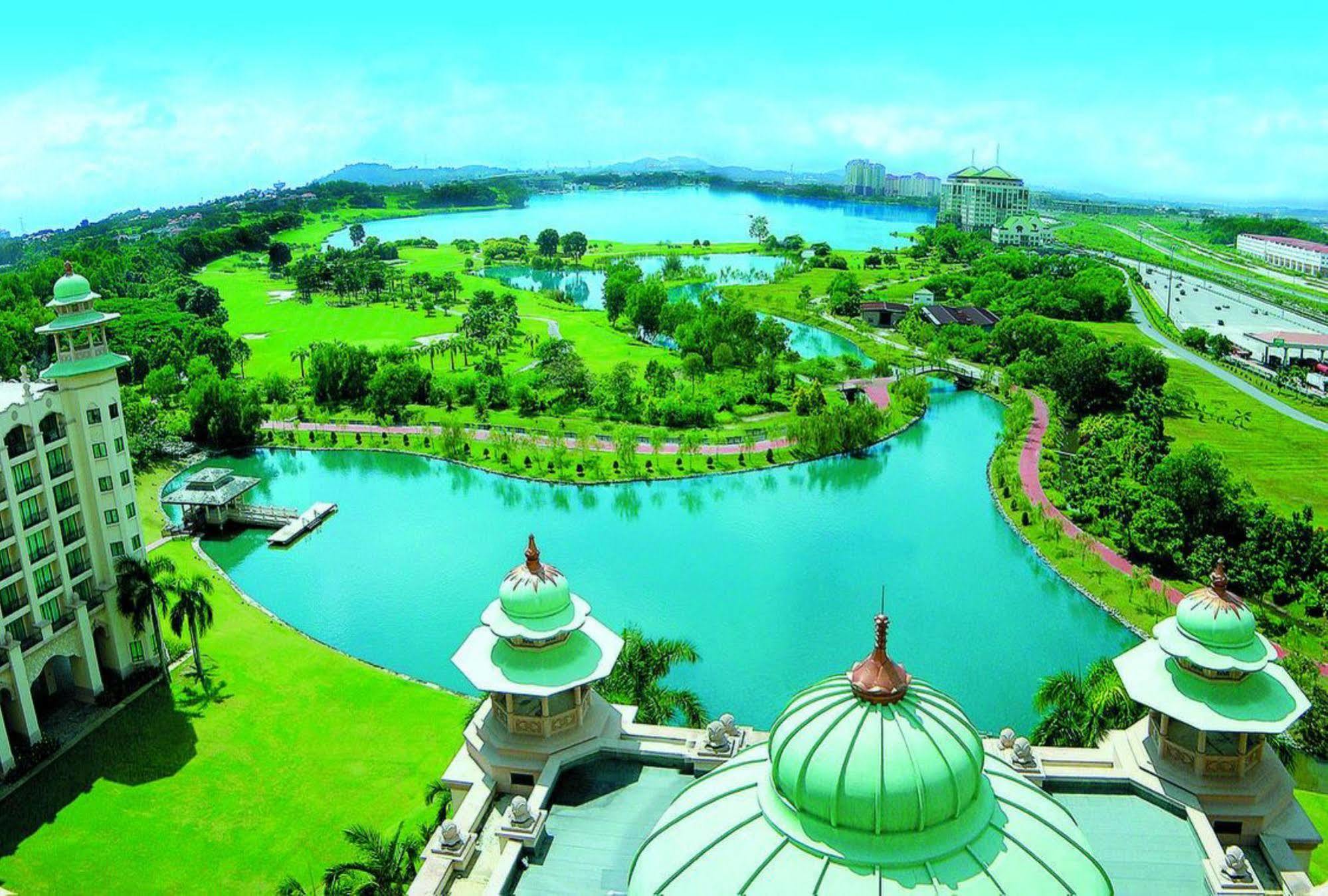 Palace Of The Golden Horses Сери Кембанган Екстериор снимка Putra Lakeside Golf Resort